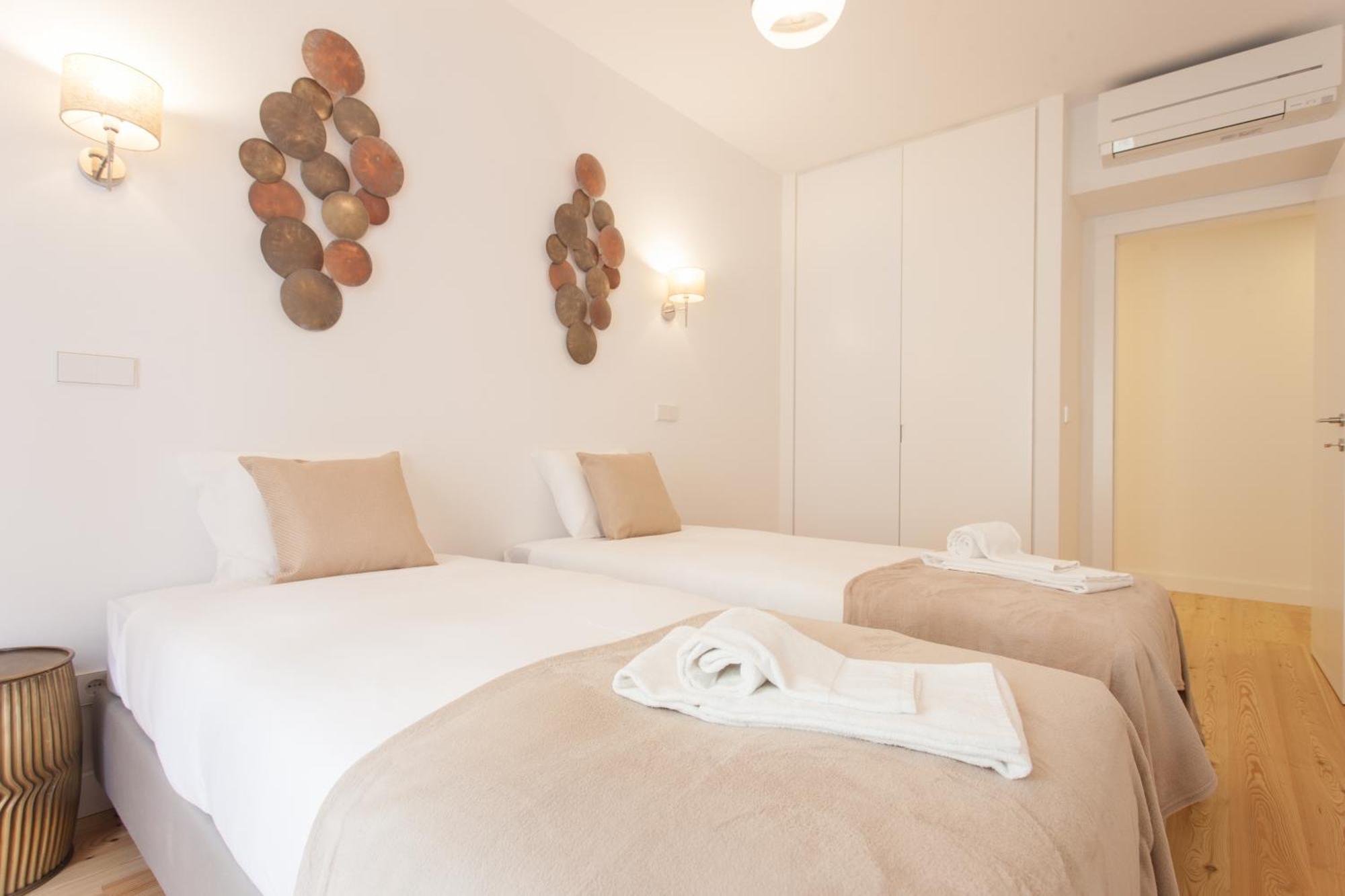 Mouraria Blue Three-Bedroom Apartment W/ Parking - By Lu Holidays リスボン エクステリア 写真